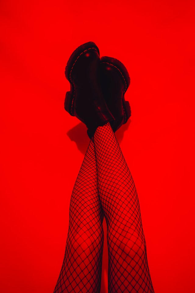 Frauenbeine Netzstümpfe in rotem Licht
